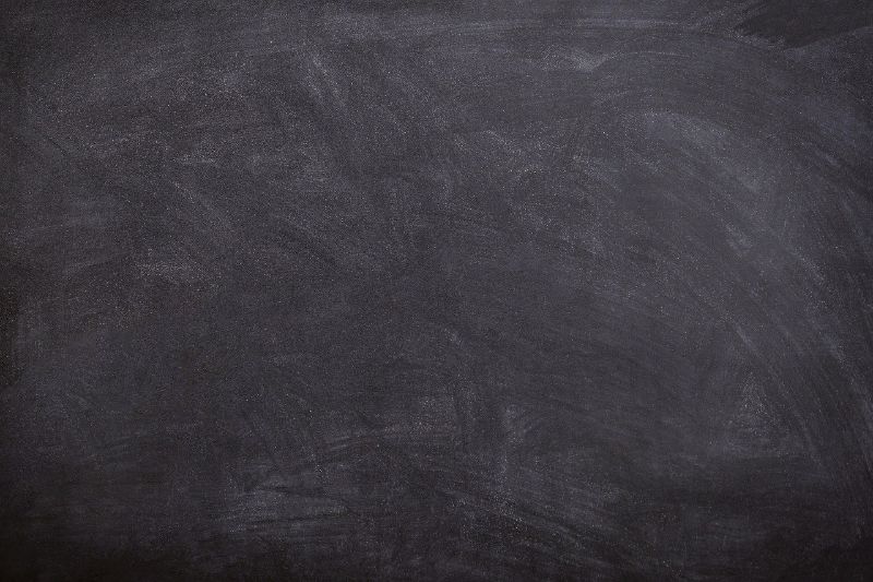 学校の黒い黒板に残ったチョークの痕