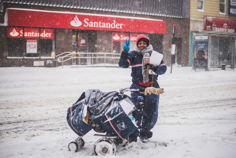 雪の中の郵便配達員