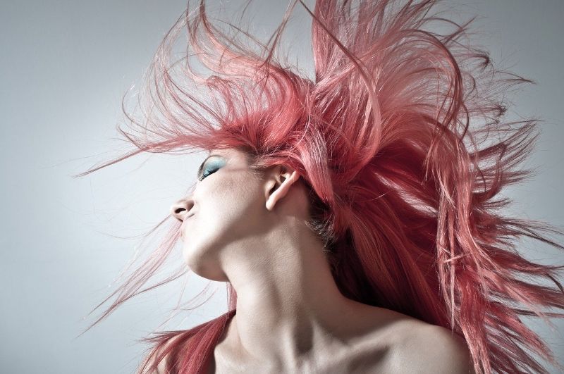 ピンク髪の女性