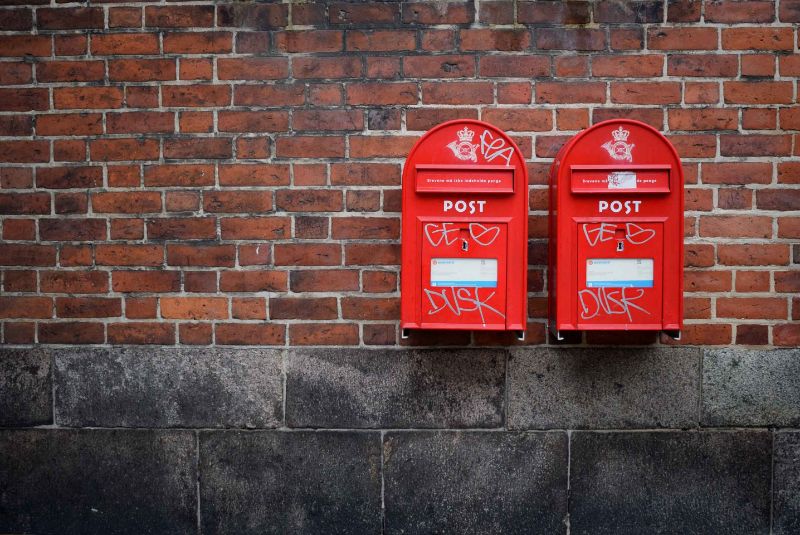 2つの赤い郵便ポスト