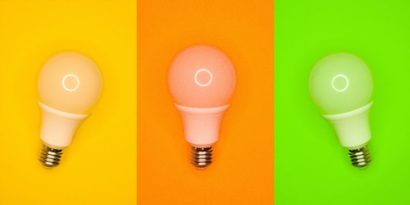黄色の電球、オレンジの電球、緑の電球