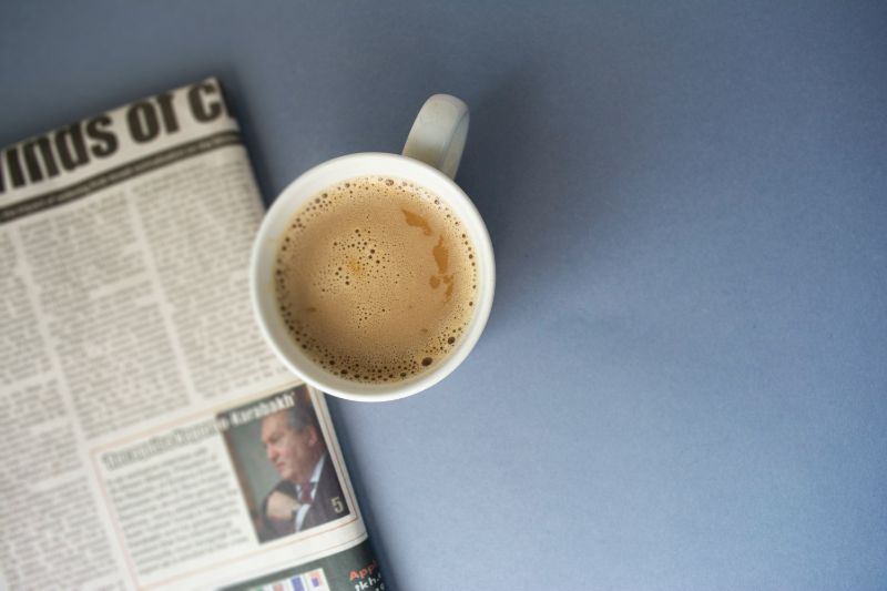 新聞と折り込みチラシ、コーヒー