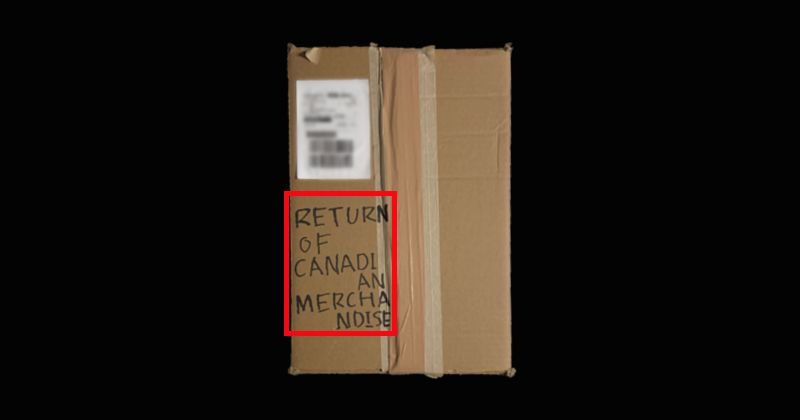 「RETURN OF CANADIAN MERCHANDISE」と記載した返品用ダンボール